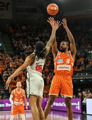 GER, BBL, ratiopharm Ulm vs BMA 365 Bamberg Baskets 11.04.2026, ratiopharm arena, Neu-Ulm, GER, BBL, ratiopharm Ulm vs BMA 365 Bamberg Baskets, im Bild Austin Matthew Crowle (Bamberg, 85), Malik Osborne (Ulm, 10)