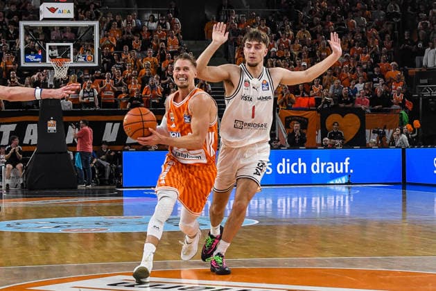 GER, BBL, ratiopharm Ulm vs BMA 365 Bamberg Baskets 11.04.2026, ratiopharm arena, Neu-Ulm, GER, BBL, ratiopharm Ulm vs BMA 365 Bamberg Baskets, im Bild Thomas Klepeisz (Ulm, 22), Zachary Ensminger (Bamberg, 1)