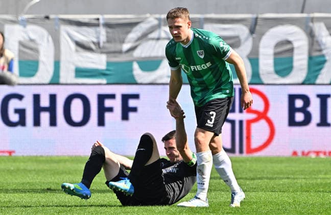 11.04.2026 - Fussball - Saison 2025 2026 - 2. Fussball - Bundesliga - 29. Spieltag: SC Preußen Preussen Münster SCP - SpVgg Greuther Fürth SGF ( Kleeblatt ) - Sportfoto Zink MeZi - xmexzix - DFL regulations prohibit any use of photographs as image sequences and or quasi-video - only for editorial use - Paul Jaeckel (3, Preußen Münster, rechts ) hilt Branimir Hrgota (10, SpVgg Greuther Fürth ) auf