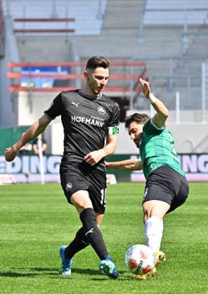 11.04.2026 - Fussball - Saison 2025 2026 - 2. Fussball - Bundesliga - 29. Spieltag: SC Preußen Preussen Münster SCP - SpVgg Greuther Fürth SGF ( Kleeblatt ) - Sportfoto Zink MeZi - xmexzix - DFL regulations prohibit any use of photographs as image sequences and or quasi-video - only for editorial use - Branimir Hrgota (10, SpVgg Greuther Fürth ) Charalambos Makridis (14, Preußen Münster, rechts )