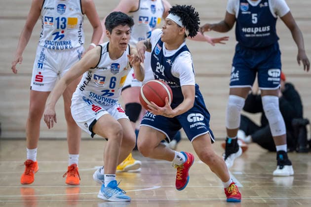 Toyota DBBL 2025 2026 - Syntainics MBC vs.BC Marburg Blue Dolphins Playoff Halbfinale, Game 1 Halle Saale, Deutschland 11.April 2026: Im Bild:v.li.Ana Raimundo (Marburg) und Liz Smith (Halle) Halle Saale swh.Arena Sachsen-Anhalt Deutschland