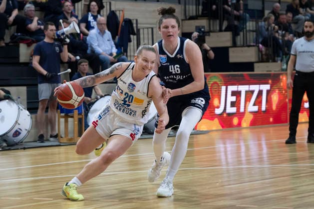 Toyota DBBL 2025 2026 - Syntainics MBC vs.BC Marburg Blue Dolphins Playoff Halbfinale, Game 1 Halle Saale, Deutschland 11.April 2026: Im Bild:v. li. im Zweikampf Lea Debeljak (Marburg) und Romy Bär Baer (Halle) Halle Saale swh.Arena Sachsen-Anhalt Deutschland