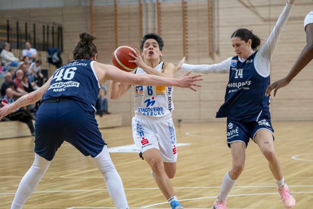 Toyota DBBL 2025 2026 - Syntainics MBC vs.BC Marburg Blue Dolphins Playoff Halbfinale, Game 1 Halle Saale, Deutschland 11.April 2026: Im Bild:v.li.Romy Bär Baer (Halle), Ana Raimundo (Marburg) und Katelyn Shumate (Halle) Halle Saale swh.Arena Sachsen-Anhalt Deutschland