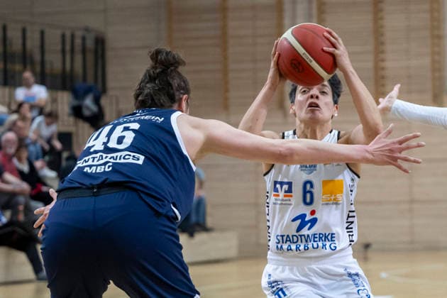 Toyota DBBL 2025 2026 - Syntainics MBC vs.BC Marburg Blue Dolphins Playoff Halbfinale, Game 1 Halle Saale, Deutschland 11.April 2026: Im Bild:v.li.Romy Bär Baer (Halle) und Ana Raimundo (Marburg) Halle Saale swh.Arena Sachsen-Anhalt Deutschland