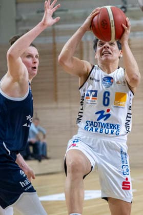 Toyota DBBL 2025 2026 - Syntainics MBC vs.BC Marburg Blue Dolphins Playoff Halbfinale, Game 1 Halle Saale, Deutschland 11.April 2026: Im Bild:v.li.Romy Bär Baer (Halle) und Ana Raimundo (Marburg) Halle Saale swh.Arena Sachsen-Anhalt Deutschland