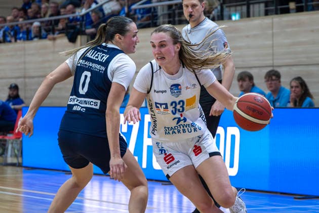 Toyota DBBL 2025 2026 - Syntainics MBC vs.BC Marburg Blue Dolphins Playoff Halbfinale, Game 1 Halle Saale, Deutschland 11.April 2026: Im Bild:v.li.Alexia Allesch (Halle) und Greta Kampschroeder (Marburg) Halle Saale swh.Arena Sachsen-Anhalt Deutschland