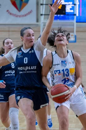 Toyota DBBL 2025 2026 - Syntainics MBC vs.BC Marburg Blue Dolphins Playoff Halbfinale, Game 1 Halle Saale, Deutschland 11.April 2026: Im Bild:v.li.Alexia Allesch (Halle) und Sara Guerreiro (Marburg) Halle Saale swh.Arena Sachsen-Anhalt Deutschland