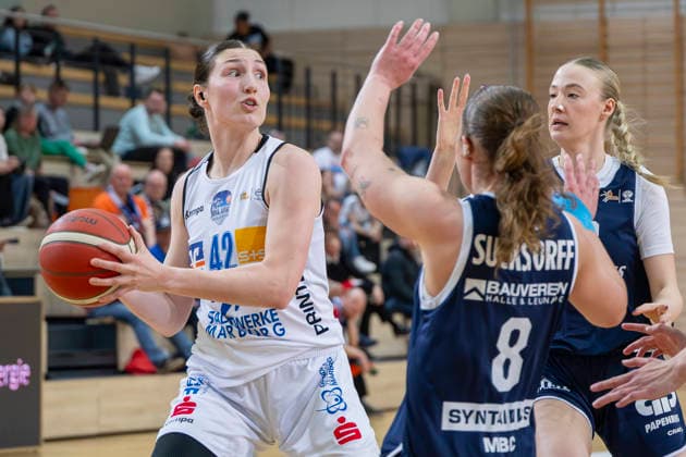 Toyota DBBL 2025 2026 - Syntainics MBC vs.BC Marburg Blue Dolphins Playoff Halbfinale, Game 1 Halle Saale, Deutschland 11.April 2026: Im Bild:v.li.Mia Heide (Marburg), Anna Suckstorff (Halle) und Sona Svetlikova (Halle) Mimik, starker Gesichtsausdruck, Emotion, Halle Saale swh.Arena Sachsen-Anhalt Deutschland