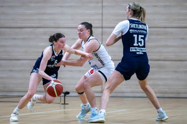 Toyota DBBL 2025 2026 - Syntainics MBC vs.BC Marburg Blue Dolphins Playoff Halbfinale, Game 1 Halle Saale, Deutschland 11.April 2026: Im Bild:v. li. im Zweikampf Nicole Brochlitz (Halle), Lucy Michel (Marburg) und Sona Svetlikova (Halle) Halle Saale swh.Arena Sachsen-Anhalt Deutschland