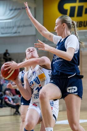 Toyota DBBL 2025 2026 - Syntainics MBC vs.BC Marburg Blue Dolphins Playoff Halbfinale, Game 1 Halle Saale, Deutschland 11.April 2026: Im Bild:v. li. im Zweikampf Lucy Michel (Marburg) und Sona Svetlikova (Halle) Halle Saale swh.Arena Sachsen-Anhalt Deutschland