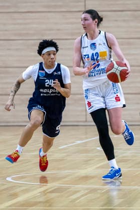 Toyota DBBL 2025 2026 - Syntainics MBC vs.BC Marburg Blue Dolphins Playoff Halbfinale, Game 1 Halle Saale, Deutschland 11.April 2026: Im Bild:v.li.Liz Smith (Halle) und Mia Heide (Marburg) Halle Saale swh.Arena Sachsen-Anhalt Deutschland