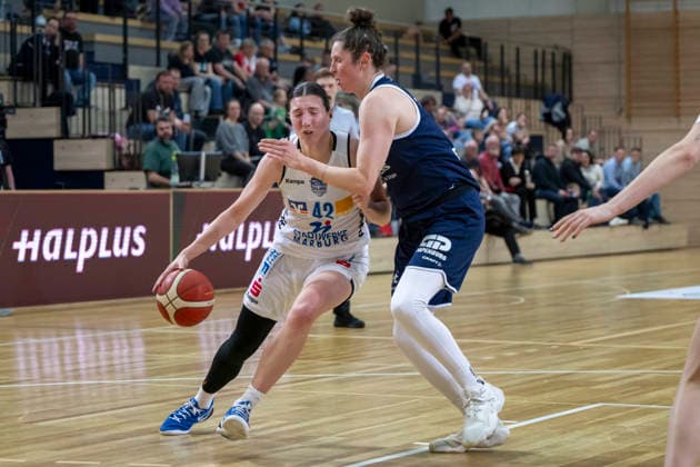 Toyota DBBL 2025 2026 - Syntainics MBC vs.BC Marburg Blue Dolphins Playoff Halbfinale, Game 1 Halle Saale, Deutschland 11.April 2026: Im Bild:v. li. im Zweikampf Mia Heide (Marburg) und Romy Bär Baer (Halle) Halle Saale swh.Arena Sachsen-Anhalt Deutschland