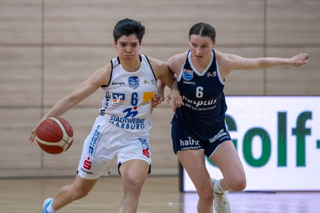 Toyota DBBL 2025 2026 - Syntainics MBC vs.BC Marburg Blue Dolphins Playoff Halbfinale, Game 1 Halle Saale, Deutschland 11.April 2026: Im Bild:v.li.Ana Raimundo (Marburg) und Nicole Brochlitz (Halle) Halle Saale swh.Arena Sachsen-Anhalt Deutschland