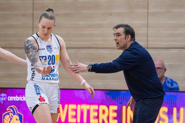 Toyota DBBL 2025 2026 - Syntainics MBC vs.BC Marburg Blue Dolphins Playoff Halbfinale, Game 1 Halle Saale, Deutschland 11.April 2026: Im Bild:v.li.Lea Debeljak (Marburg) und Trainer Jose Araujo (Marburg) Gestik, Geste, gestikuliert, Halle Saale swh.Arena Sachsen-Anhalt Deutschland