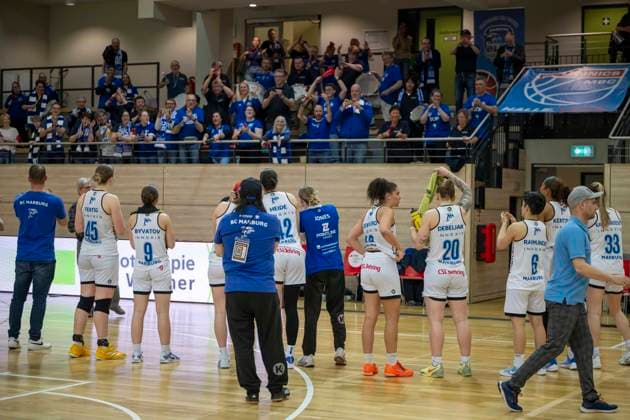 Toyota DBBL 2025 2026 - Syntainics MBC vs.BC Marburg Blue Dolphins Playoff Halbfinale, Game 1 Halle Saale, Deutschland 11.April 2026: Im Bild:Die Mannschaft von Marburg feiert ihren Sieg in Halle im ersten Playoff Spiel Schlussjubel, Schlußjubel, Emotion, Freude, Halle Saale swh.Arena Sachsen-Anhalt Deutschland