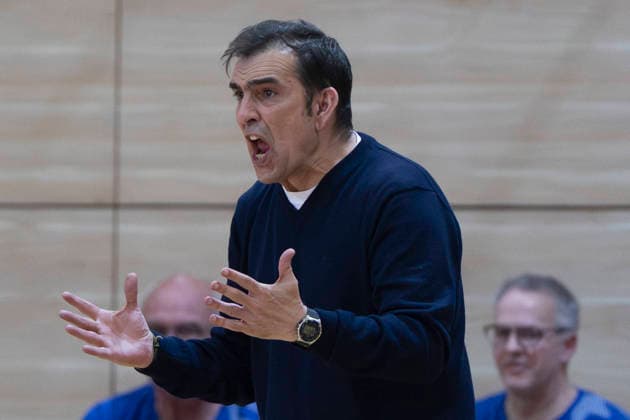 Toyota DBBL 2025 2026 - Syntainics MBC vs.BC Marburg Blue Dolphins Playoff Halbfinale, Game 1 Halle Saale, Deutschland 11.April 2026: Im Bild:Trainer Jose Araujo (Marburg) Gestik, Geste, gestikuliert, aergerlich, ärgerlich, sauer, wütend, wuetend, schreit, tobt, Halle Saale swh.Arena Sachsen-Anhalt Deutschland