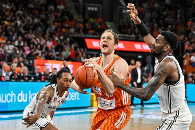 GER, BBL, ratiopharm Ulm vs BMA 365 Bamberg Baskets 11.04.2026, ratiopharm arena, Neu-Ulm, GER, BBL, ratiopharm Ulm vs BMA 365 Bamberg Baskets, im Bild Austin Matthew Crowle (Bamberg, 85), Christian Sengfelder (Ulm, 43), Ejiofor Onu (Bamberg, 35)