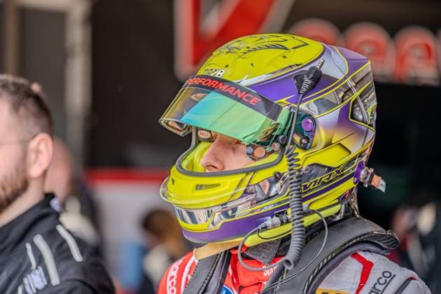 Rennfahrer Max Reis mit gelb-lila Helm in der Boxengasse am Nürburgring Rennfahrer in der Boxengasse am Nürburgring *** Racing driver Max Reis with yellow and purple helmet in the pit lane at the Nürburgring Racing driver in the pit lane at the Nürburgring Copyright: xMichaelxSchäferx