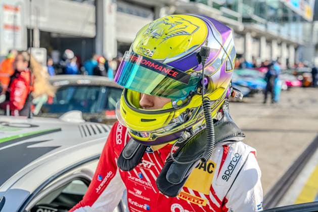 Max Reis mit Placeholder, Helm und Nackenstütze in der Boxengasse Fahrer mit Helm in der Boxengasse *** Max Reis with placeholder, helmet and headrest in the pit lane Driver with helmet in the pit lane Copyright: xMichaelxSchäferx