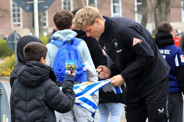 DEU, DFL, 2. FBL Hertha BSC, Training, 12.04.2026, Sportforum, Berlin, DEU, DFL, 2. FBL Hertha BSC, Training, im Bild Luca Schuler (Hertha BSC Berlin 18), Hertha-BSC Fans DFL - regulations prohibit any use of Photographs as image sequences and or quasi-video