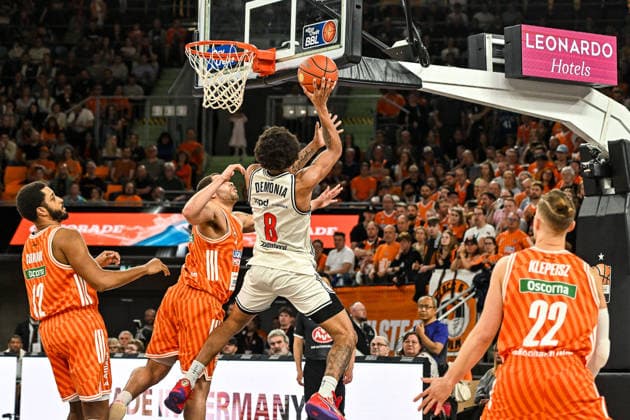 GER, BBL, ratiopharm Ulm vs BMA 365 Bamberg Baskets 11.04.2026, ratiopharm arena, Neu-Ulm, GER, BBL, ratiopharm Ulm vs BMA 365 Bamberg Baskets, im Bild Demarcus Marquette Demonia (Bamberg, 8) geht entschlossen zum Korb und wird durch ein Foul gestoppt