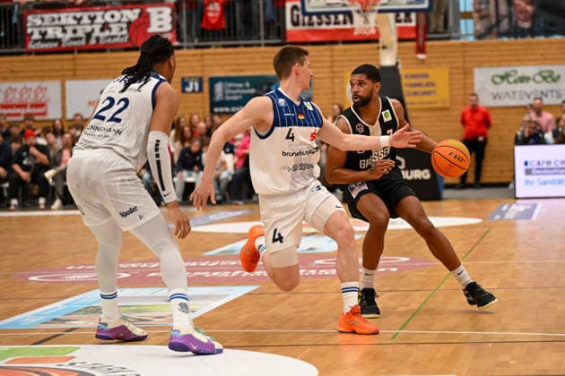 Malek Green, Niklas Geske, Kyle Castlin 31. Spieltag, 2.Bundesliga Pro A, 46ers, Basketball, Basketball Saison 2025 2026, BBL, Deutschland, VfL SparkassenStars Bochum - Giessen 46ers, Gießen in schwarz, Bochum in weiß, Herren *** Malek Green, Niklas Geske, Kyle Castlin 31 Matchday, 2 Bundesliga Pro A, 46ers, Basketball, Basketball season 2025 2026, BBL, Germany, VfL SparkassenStars Bochum Giessen 46ers, Giessen in black, Bochum in white, Men