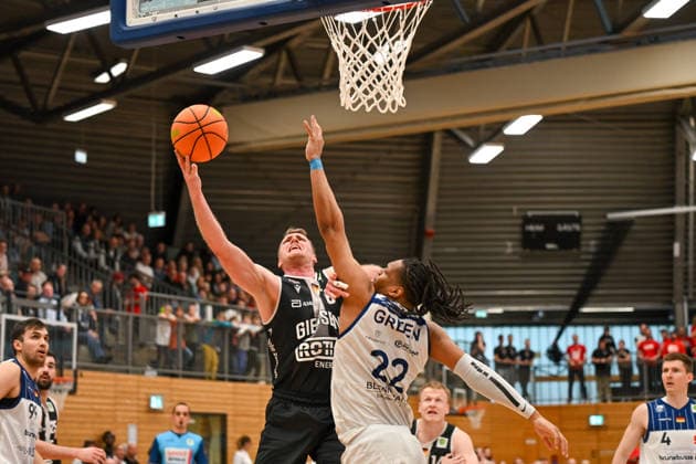 Till Gloger, Malek Green 31. Spieltag, 2.Bundesliga Pro A, 46ers, Basketball, Basketball Saison 2025 2026, BBL, Deutschland, VfL SparkassenStars Bochum - Giessen 46ers, Gießen in schwarz, Bochum in weiß, Herren *** Till Gloger, Malek Green 31 Matchday, 2 Bundesliga Pro A, 46ers, Basketball, Basketball season 2025 2026, BBL, Germany, VfL SparkassenStars Bochum Giessen 46ers, Giessen in black, Bochum in white, Men