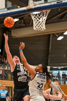Till Gloger, Malek Green 31. Spieltag, 2.Bundesliga Pro A, 46ers, Basketball, Basketball Saison 2025 2026, BBL, Deutschland, VfL SparkassenStars Bochum - Giessen 46ers, Gießen in schwarz, Bochum in weiß, Herren *** Till Gloger, Malek Green 31 Matchday, 2 Bundesliga Pro A, 46ers, Basketball, Basketball season 2025 2026, BBL, Germany, VfL SparkassenStars Bochum Giessen 46ers, Giessen in black, Bochum in white, Men