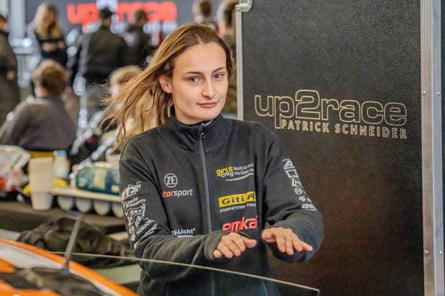 Elena Egger im Boxenbereich am Nürburgring WS Racing Teammitglied am Nürburgring *** Elena Egger in the pit area at the Nürburgring WS Racing team member at the Nürburgring Copyright: xMichaelxSchäferx