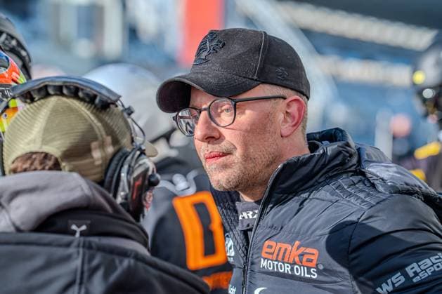 Person im Boxenbereich mit emka MOTOR OILS Jacke und WS Racing eSport Logo Motorsport am Nürburgring *** Person in the pit area with emka MOTOR OILS jacket and WS Racing eSport logo Motorsport at the Nürburgring Copyright: xMichaelxSchäferx