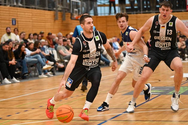 Adnan Arslanagic, Lars Kamp, Jonathan Maier 31. Spieltag, 2.Bundesliga Pro A, 46ers, Basketball, Basketball Saison 2025 2026, BBL, Deutschland, VfL SparkassenStars Bochum - Giessen 46ers, Gießen in schwarz, Bochum in weiß, Herren *** Adnan Arslanagic, Lars Kamp, Jonathan Maier 31 Matchday, 2 Bundesliga Pro A, 46ers, Basketball, Basketball season 2025 2026, BBL, Germany, VfL SparkassenStars Bochum Giessen 46ers, Giessen in black, Bochum in white, Men