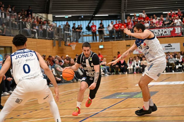 Lamar Jones, Adnan Arslanagic, Lazo Pickett 31. Spieltag, 2.Bundesliga Pro A, 46ers, Basketball, Basketball Saison 2025 2026, BBL, Deutschland, VfL SparkassenStars Bochum - Giessen 46ers, Gießen in schwarz, Bochum in weiß, Herren *** Lamar Jones, Adnan Arslanagic, Lazo Pickett 31 Matchday, 2 Bundesliga Pro A, 46ers, Basketball, Basketball season 2025 2026, BBL, Germany, VfL SparkassenStars Bochum Giessen 46ers, Giessen in black, Bochum in white, Men