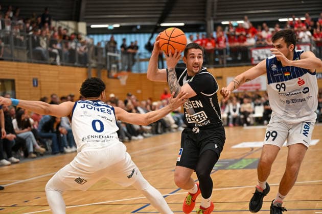 Lamar Jones, Adnan Arslanagic, Lazo Pickett 31. Spieltag, 2.Bundesliga Pro A, 46ers, Basketball, Basketball Saison 2025 2026, BBL, Deutschland, VfL SparkassenStars Bochum - Giessen 46ers, Gießen in schwarz, Bochum in weiß, Herren *** Lamar Jones, Adnan Arslanagic, Lazo Pickett 31 Matchday, 2 Bundesliga Pro A, 46ers, Basketball, Basketball season 2025 2026, BBL, Germany, VfL SparkassenStars Bochum Giessen 46ers, Giessen in black, Bochum in white, Men
