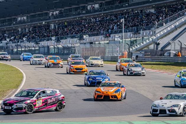 Mehrere Rennfahrzeuge in der Kurve auf dem Nürburgring während eines NLS-Rennens NLS-Rennen am Nürburgring *** Several racing cars in the bend at the Nürburgring during an NLS race NLS race at the Nürburgring Copyright: xMichaelxSchäferx