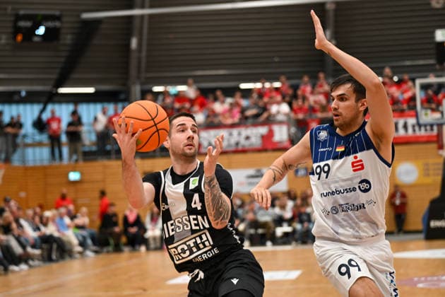 Lamar Jones, Adnan Arslanagic, Lazo Pickett 31. Spieltag, 2.Bundesliga Pro A, 46ers, Basketball, Basketball Saison 2025 2026, BBL, Deutschland, VfL SparkassenStars Bochum - Giessen 46ers, Gießen in schwarz, Bochum in weiß, Herren *** Lamar Jones, Adnan Arslanagic, Lazo Pickett 31 Matchday, 2 Bundesliga Pro A, 46ers, Basketball, Basketball season 2025 2026, BBL, Germany, VfL SparkassenStars Bochum Giessen 46ers, Giessen in black, Bochum in white, Men