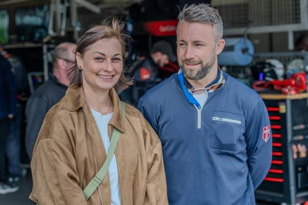 Zwei Personen im Fahrerlager am Nürburgring Motorsport am Nürburgring *** Two people in the paddock at the Nürburgring Motorsport at the Nürburgring Copyright: xMichaelxSchäferx