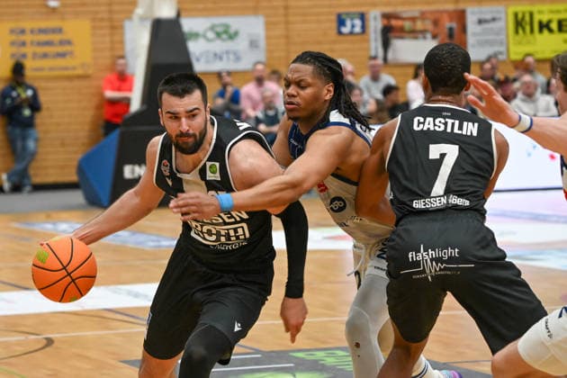 Viktor Kovacevic 25, Malek Green 22 31. Spieltag, 2.Bundesliga Pro A, 46ers, Basketball, Basketball Saison 2025 2026, BBL, Deutschland, VfL SparkassenStars Bochum - Giessen 46ers, Gießen in schwarz, Bochum in weiß, Herren *** Viktor Kovacevic 25, Malek Green 22 31 Matchday, 2 Bundesliga Pro A, 46ers, Basketball, Basketball season 2025 2026, BBL, Germany, VfL SparkassenStars Bochum Giessen 46ers, Giessen in black, Bochum in white, Men
