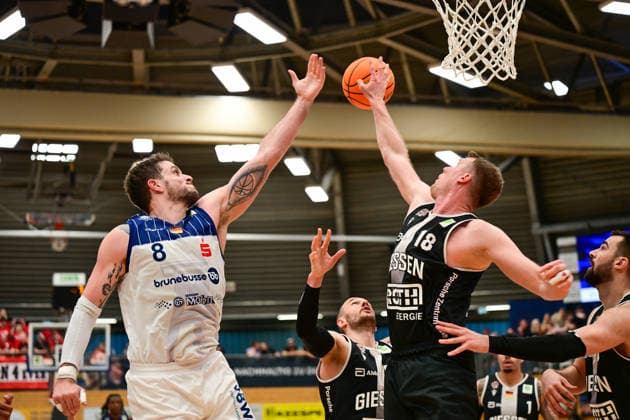 Kilian Dietz 8, Till Gloger 18 31. Spieltag, 2.Bundesliga Pro A, 46ers, Basketball, Basketball Saison 2025 2026, BBL, Deutschland, VfL SparkassenStars Bochum - Giessen 46ers, Gießen in schwarz, Bochum in weiß, Herren *** Kilian Dietz 8, Till Gloger 18 31 Matchday, 2 Bundesliga Pro A, 46ers, Basketball, Basketball season 2025 2026, BBL, Germany, VfL SparkassenStars Bochum Giessen 46ers, Giessen in black, Bochum in white, Men