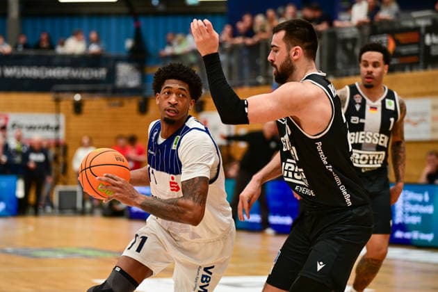 Dravon Mangum, Viktor Kovacevic 31. Spieltag, 2.Bundesliga Pro A, 46ers, Basketball, Basketball Saison 2025 2026, BBL, Deutschland, VfL SparkassenStars Bochum - Giessen 46ers, Gießen in schwarz, Bochum in weiß, Herren *** Dravon Mangum, Viktor Kovacevic 31 Matchday, 2 Bundesliga Pro A, 46ers, Basketball, Basketball season 2025 2026, BBL, Germany, VfL SparkassenStars Bochum Giessen 46ers, Giessen in black, Bochum in white, Men