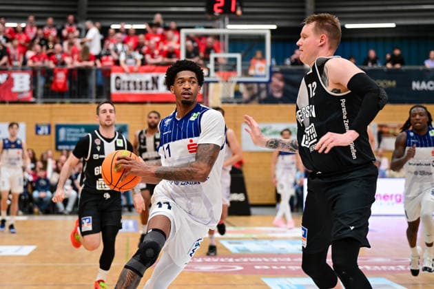 Dravon Mangum, Robin Benzing 31. Spieltag, 2.Bundesliga Pro A, 46ers, Basketball, Basketball Saison 2025 2026, BBL, Deutschland, VfL SparkassenStars Bochum - Giessen 46ers, Gießen in schwarz, Bochum in weiß, Herren *** Dravon Mangum, Robin Benzing 31 Matchday, 2 Bundesliga Pro A, 46ers, Basketball, Basketball season 2025 2026, BBL, Germany, VfL SparkassenStars Bochum Giessen 46ers, Giessen in black, Bochum in white, Men
