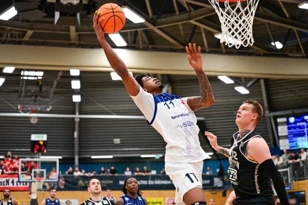Dravon Mangum, Robin Benzing 31. Spieltag, 2.Bundesliga Pro A, 46ers, Basketball, Basketball Saison 2025 2026, BBL, Deutschland, VfL SparkassenStars Bochum - Giessen 46ers, Gießen in schwarz, Bochum in weiß, Herren *** Dravon Mangum, Robin Benzing 31 Matchday, 2 Bundesliga Pro A, 46ers, Basketball, Basketball season 2025 2026, BBL, Germany, VfL SparkassenStars Bochum Giessen 46ers, Giessen in black, Bochum in white, Men