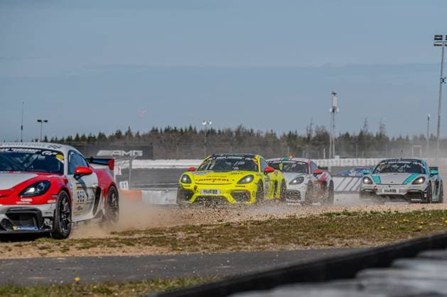 Rennfahrzeuge kämpfen in einer staubigen Kurvenpassage auf dem Nürburgring Spannende Kurvenaction am Nürburgring *** Racing cars battle it out in a dusty corner passage at the Nürburgring Exciting cornering action at the Nürburgring Copyright: xMichaelxSchäferx