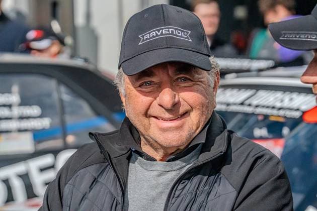 Klaus Ludwig mit RAVENOL Cap im Boxenbereich bei der Nürburgring Langstrecken Serie Motorsport am Nürburgring *** Klaus Ludwig with RAVENOL Cap in the pit area at the Nürburgring Endurance Series Motorsport at the Nürburgring Copyright: xMichaelxSchäferx