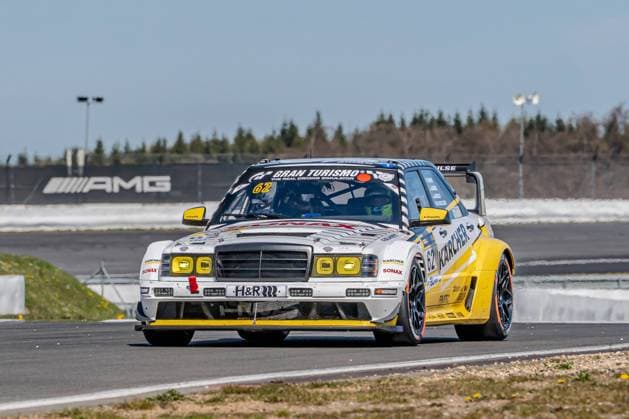 Rennfahrzeug mit Startnummer 62 auf der Rennstrecke am Nürburgring Rennfahrzeug mit Startnummer 62 am Nürburgring *** Racing car with start number 62 on the Nürburgring race track Racing car with start number 62 on the Nürburgring Copyright: xMichaelxSchäferx