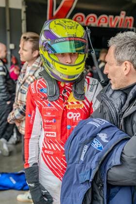 Max Reis in Rennfahreranzug und Helm im Boxenbereich am Nürburgring Max Reis im Boxenbereich am Nürburgring *** Max Reis in racing suit and helmet in the pit area at the Nürburgring Max Reis in the pit area at the Nürburgring Copyright: xMichaelxSchäferx