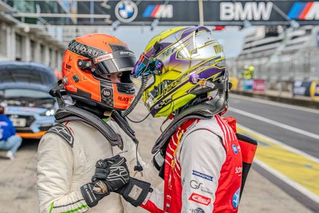 Zwei Rennfahrer in der Boxengasse am Nürburgring im Gespräch Fahrer in der Boxengasse am Nürburgring *** Two racing drivers in conversation in the pit lane at the Nürburgring Drivers in the pit lane at the Nürburgring Copyright: xMichaelxSchäferx