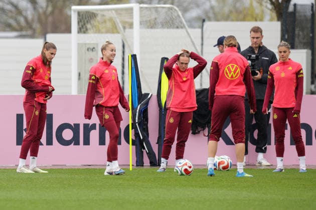 12.04.2026, xgrfx, Fussball DFB-Medientermine, Deutsche Frauennationalmannschaft - Training v.l. Jule Brand, Giulia Gwinn, Lisanne Gräwe, Larissa Mühlhaus, Selina Cerci (Deutsche Frauennationalmannschaft) (DFL DFB REGULATIONS PROHIBIT ANY USE OF PHOTOGRAPHS as IMAGE SEQUENCES and or QUASI-VIDEO) Herzogenaurach