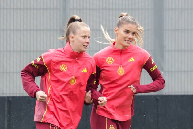 12.04.2026, xgrfx, Fussball DFB-Medientermine, Deutsche Frauennationalmannschaft - Training v.l. Vivien Endemann, Selina Cerci (Deutsche Frauennationalmannschaft) (DFL DFB REGULATIONS PROHIBIT ANY USE OF PHOTOGRAPHS as IMAGE SEQUENCES and or QUASI-VIDEO) Herzogenaurach