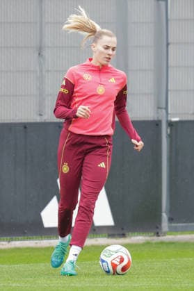 12.04.2026, xgrfx, Fussball DFB-Medientermine, Deutsche Frauennationalmannschaft - Training v.l. Laura Freigang (Deutsche Frauennationalmannschaft) (DFL DFB REGULATIONS PROHIBIT ANY USE OF PHOTOGRAPHS as IMAGE SEQUENCES and or QUASI-VIDEO) Herzogenaurach