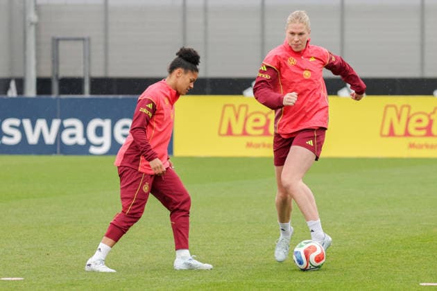12.04.2026, xgrfx, Fussball DFB-Medientermine, Deutsche Frauennationalmannschaft - Training v.l. Shekiera Martinez, Rebecca Knaak (Deutsche Frauennationalmannschaft) (DFL DFB REGULATIONS PROHIBIT ANY USE OF PHOTOGRAPHS as IMAGE SEQUENCES and or QUASI-VIDEO) Herzogenaurach